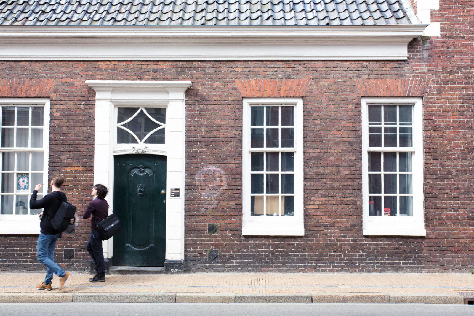 Twee mensen bekijken een woning in Groningen tijdens hun zoektocht naar een huurwoning