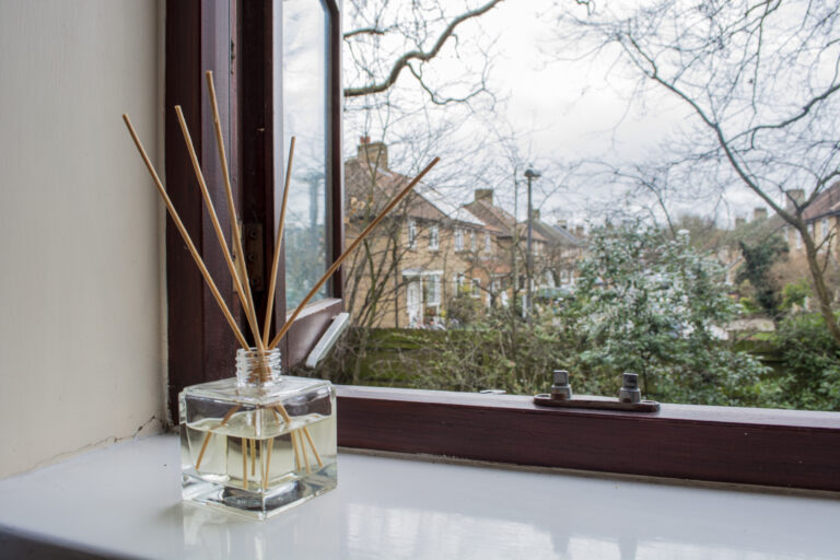 Zo laat je je huis de hele dag door heerlijk ruiken met geurstokjes