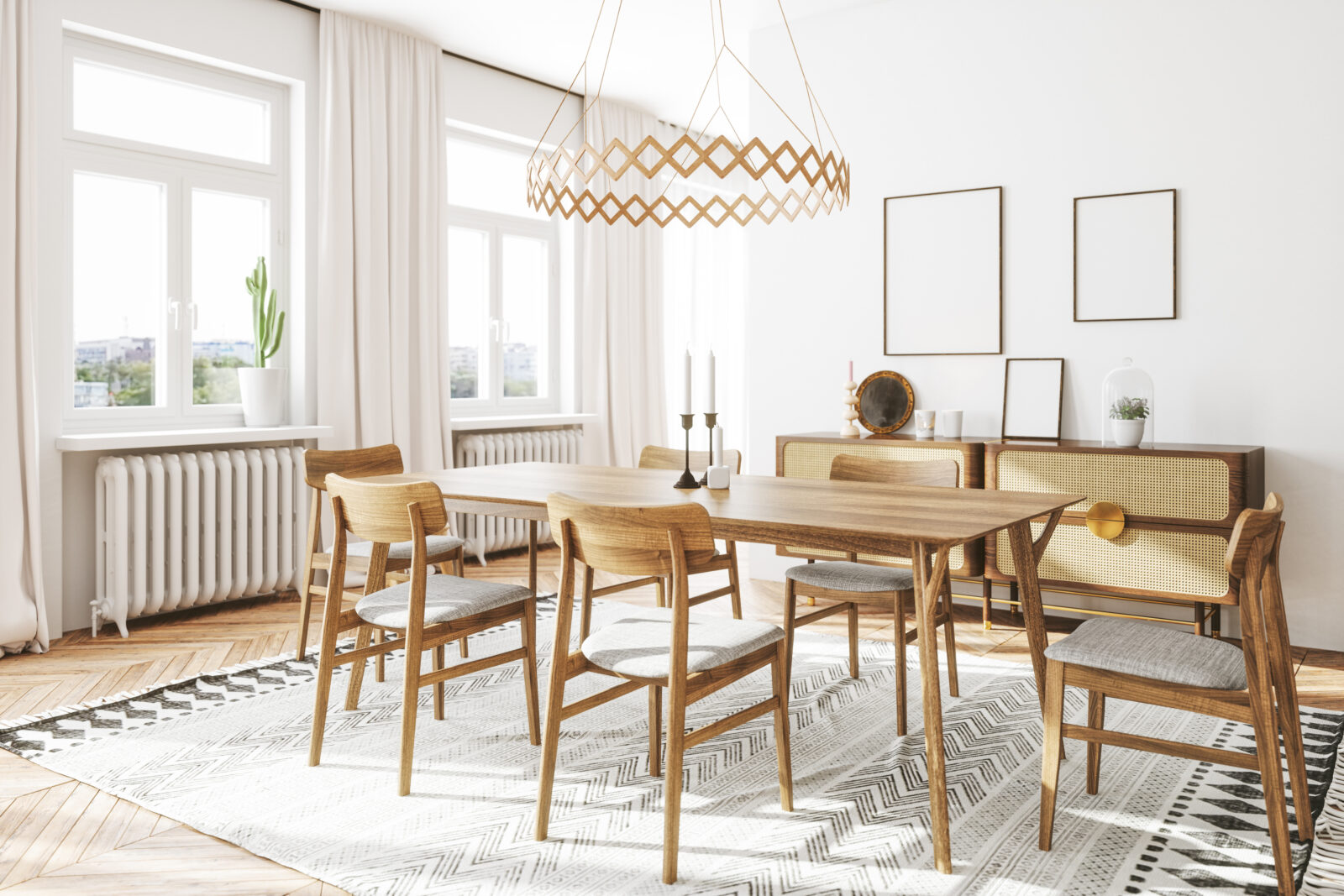 lichte eethoek met houten eettafel en stoelen bij raam met daglicht