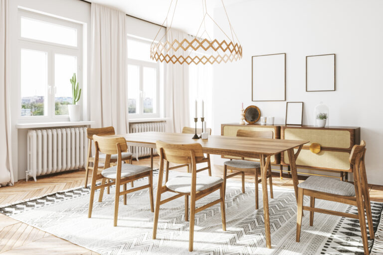 lichte eethoek met houten eettafel en stoelen bij raam met daglicht