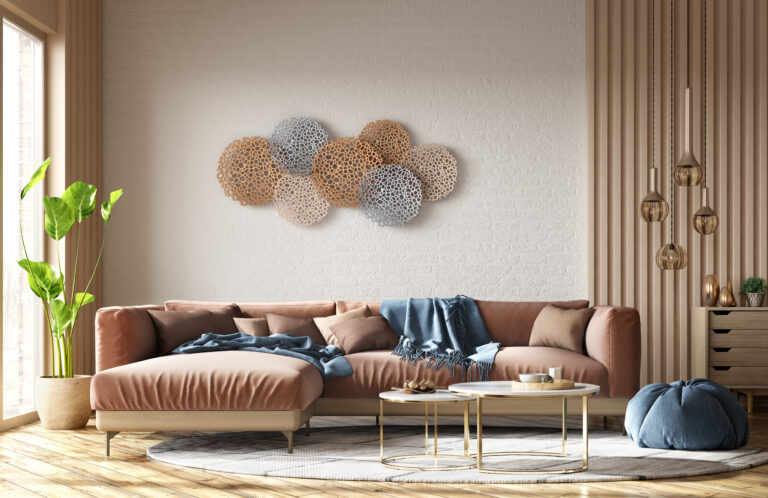Schilderij boven bank in warme woonkamer met natuurlijke kleuren en rustige inrichting