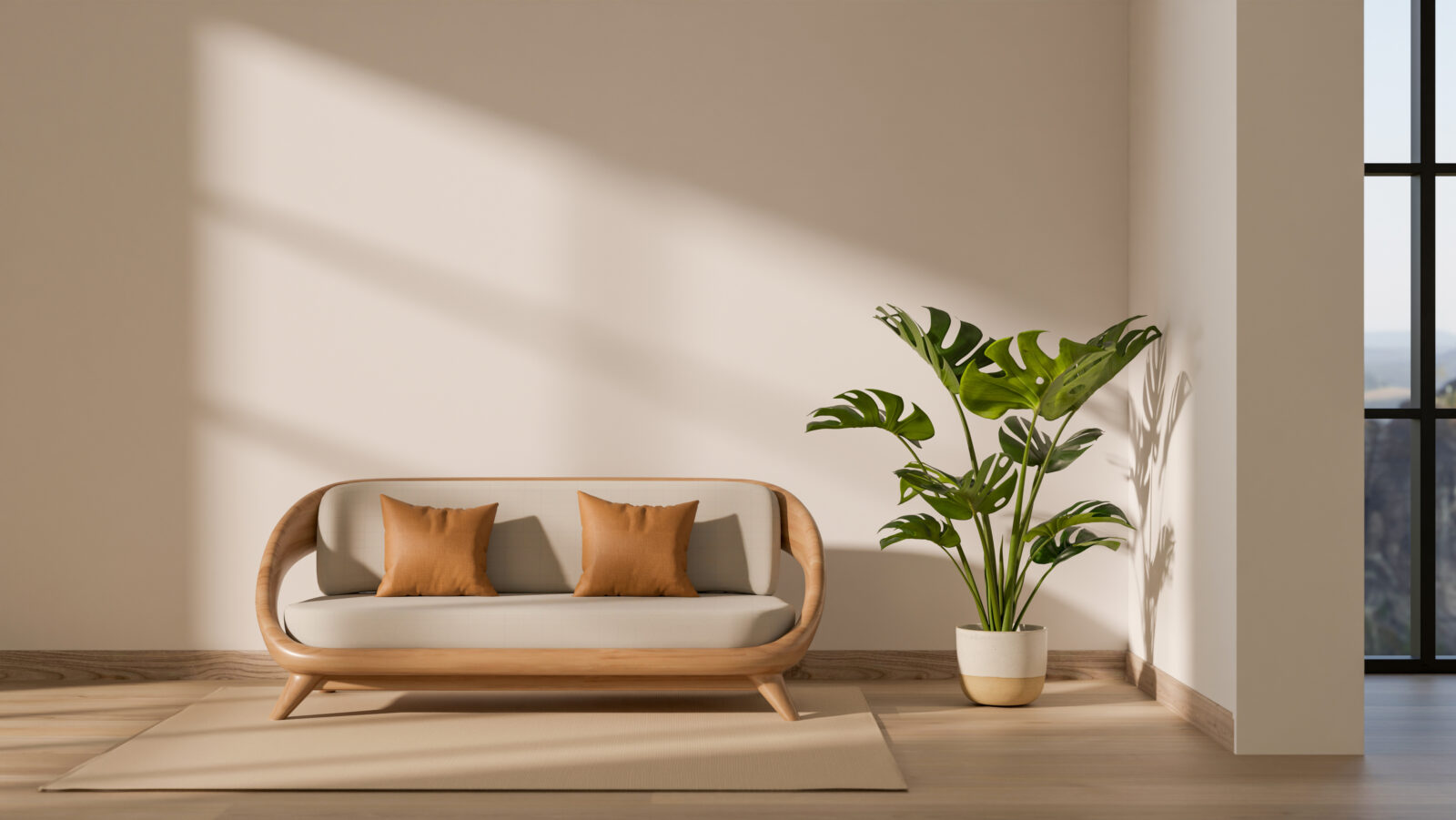Kunstplant naast bank in lichte woonkamer met warme tinten en natuurlijk daglicht