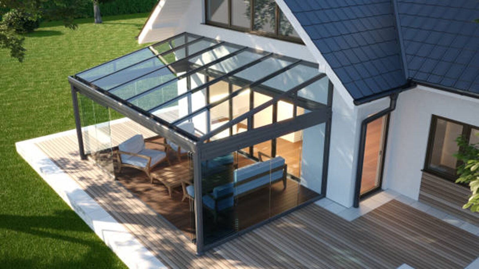 Moderne serre met glazen dak aan een woning, met uitzicht op de tuin