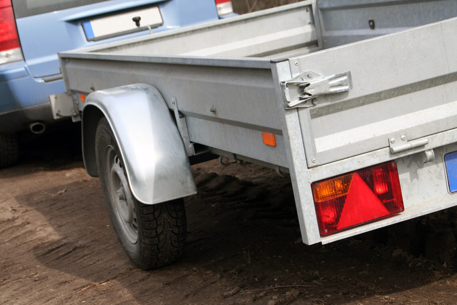 Lege aanhanger waarbij het chassis en de bodem gecontroleerd kunnen worden