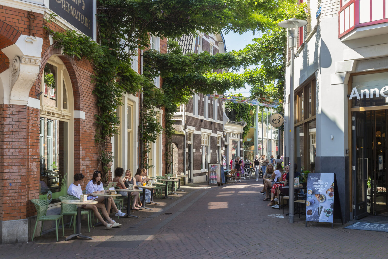 Centrum van Apeldoorn met terrassen, winkels en levendig straatbeeld