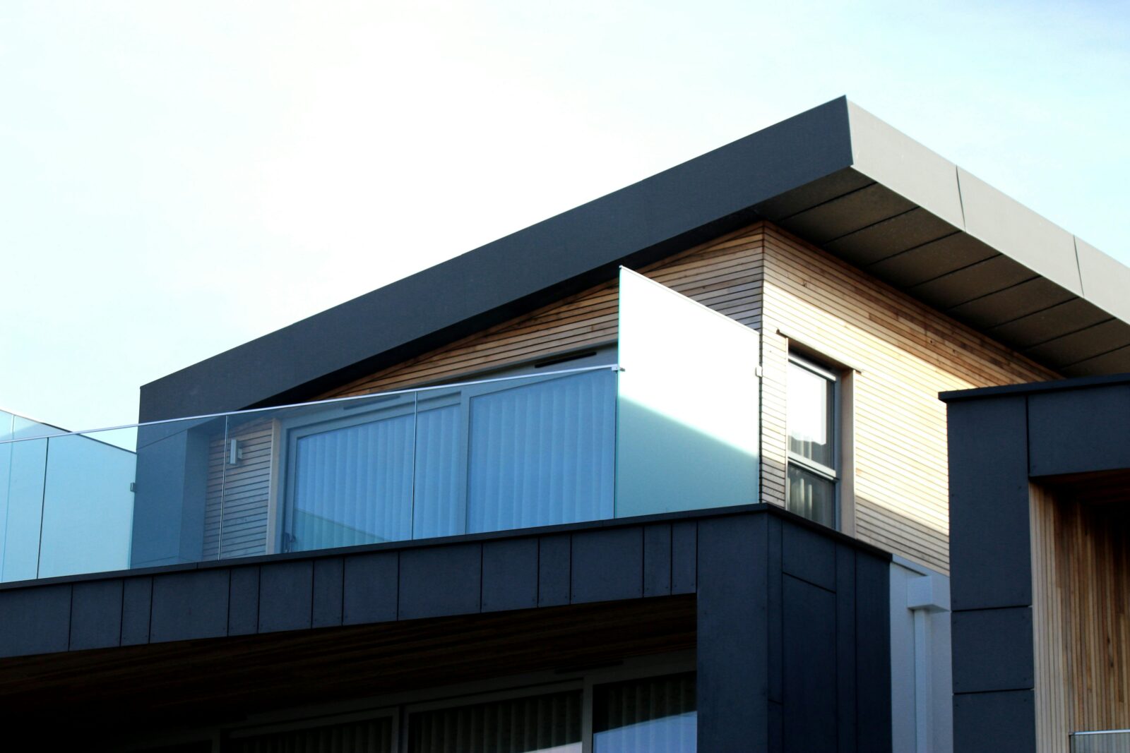 Moderne dakopbouw met houten gevelbekleding en dakterras
