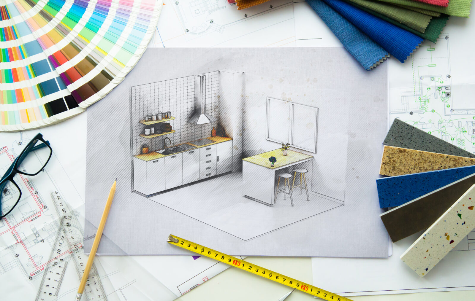 Keukenontwerp met materiaalstalen, kleurwaaier en meetlint voor het plannen van een nieuwe keuken met beperkt budget