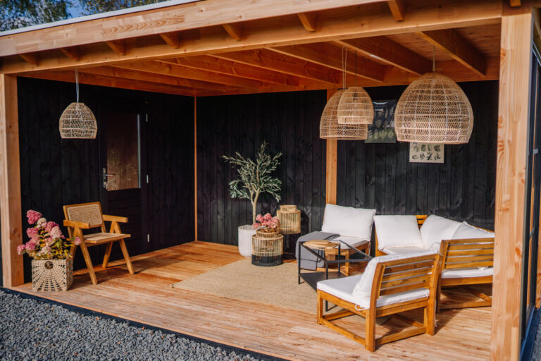 Moderne overkapping in de tuin met eettafel en stoelen