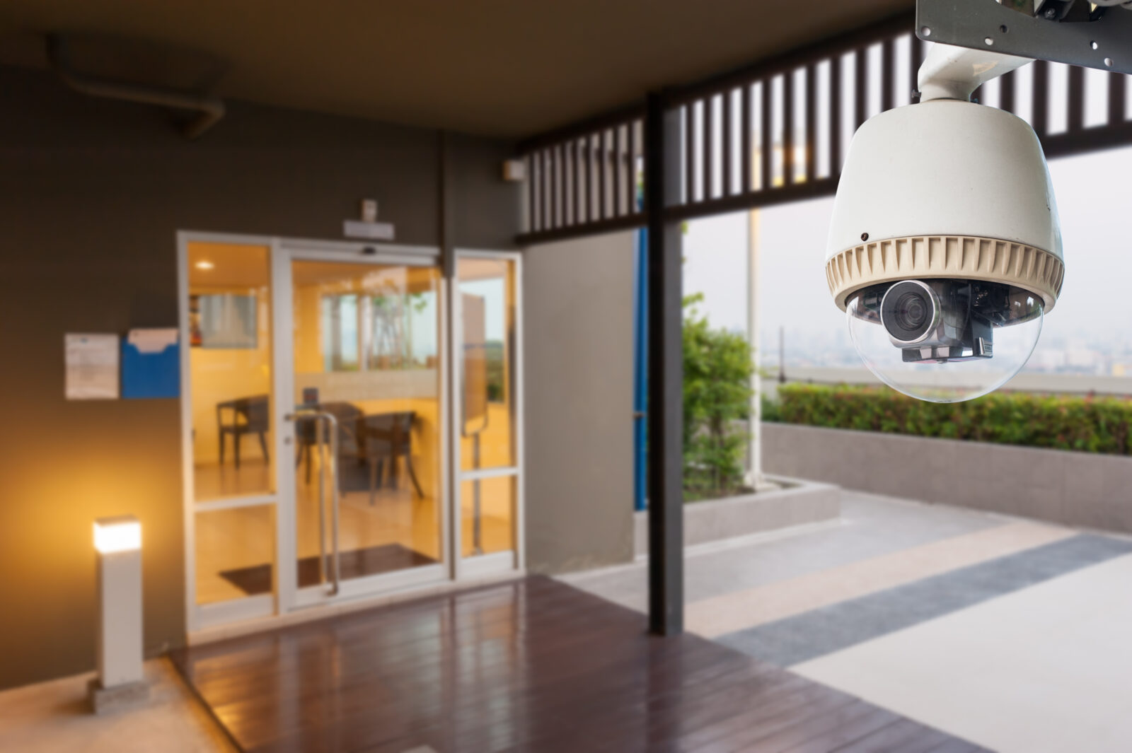 Beveiligingscamera bij de ingang van een woning