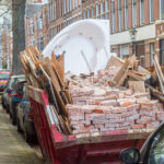 Afvalcontainer in een smalle woonstraat zonder oprit