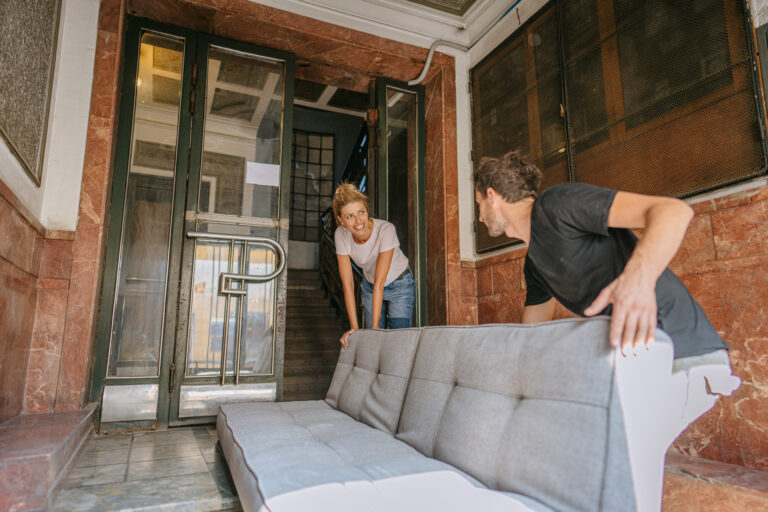 Verhuizen met bank door smalle ingang woning