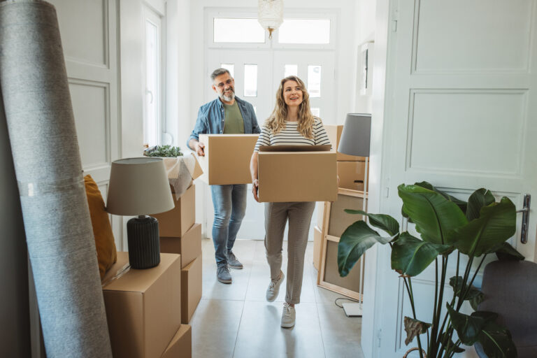 Mensen verhuizen met dozen naar een nieuwe woning