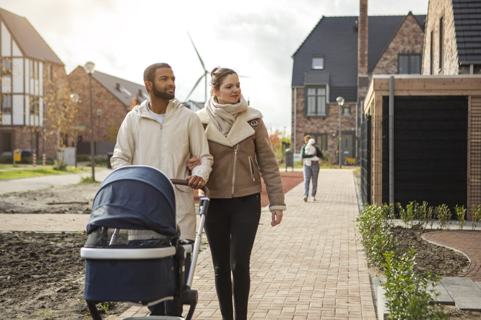 Gezin met kinderwagen in een rustige woonwijk
