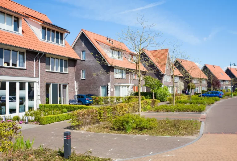 Rustige woonstraat in Apeldoorn met karakteristieke woningen en groen