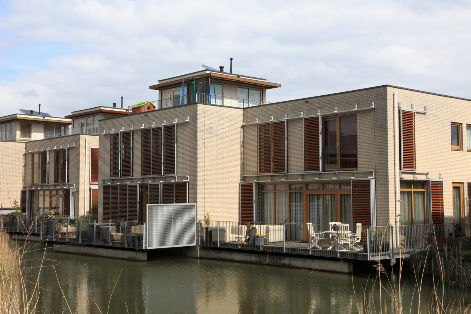 Dakopbouw op woningen aan het water
