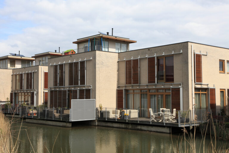 Dakopbouw op woningen aan het water