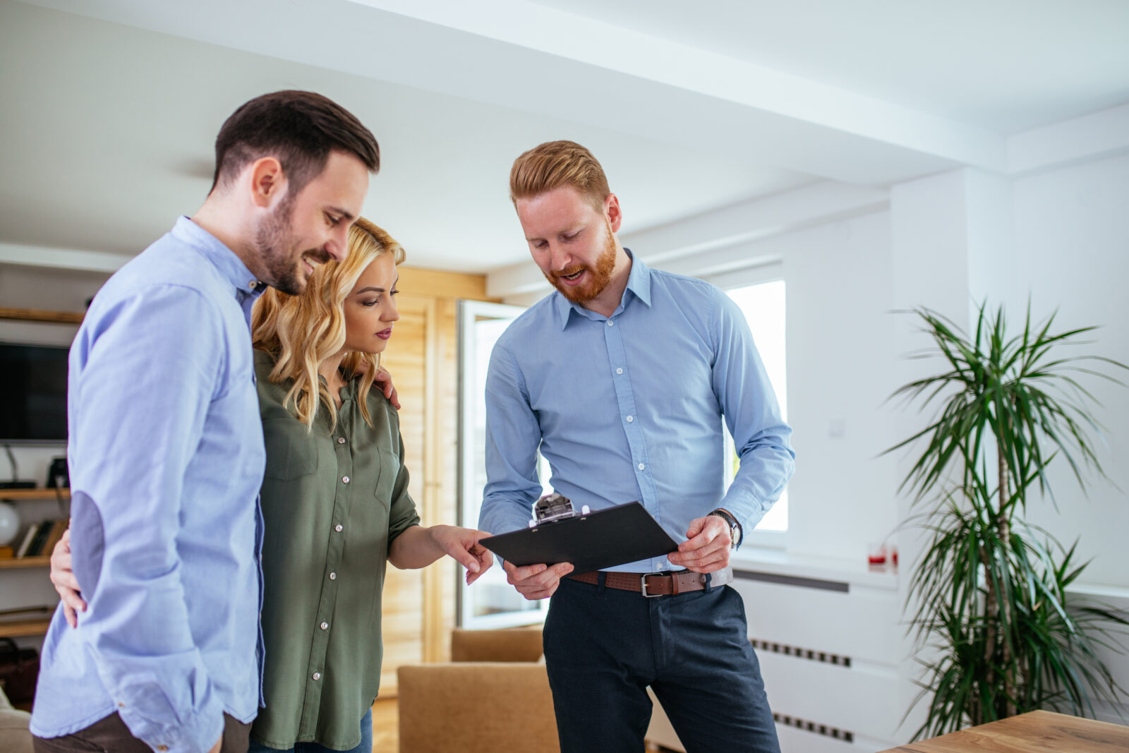 English speaking tenants viewing a furnished apartment before renting in Brussels