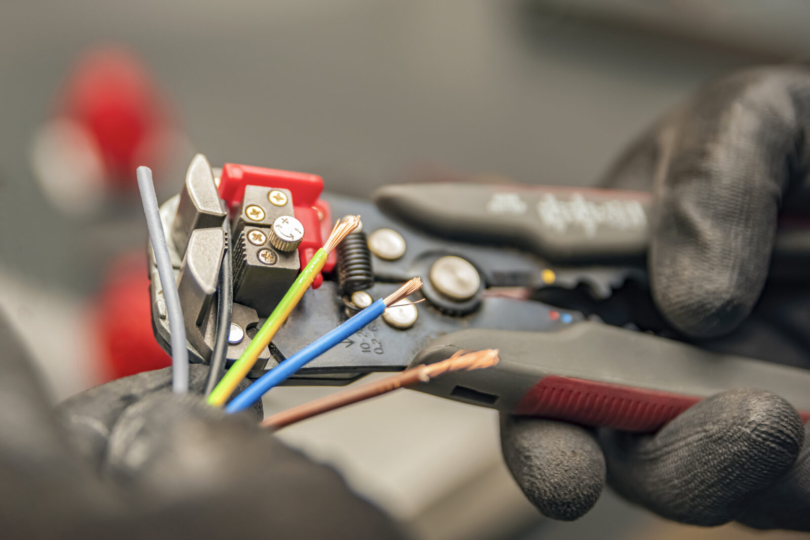 Elektriciteitsdraden strippen voor het aansluiten van een lamp