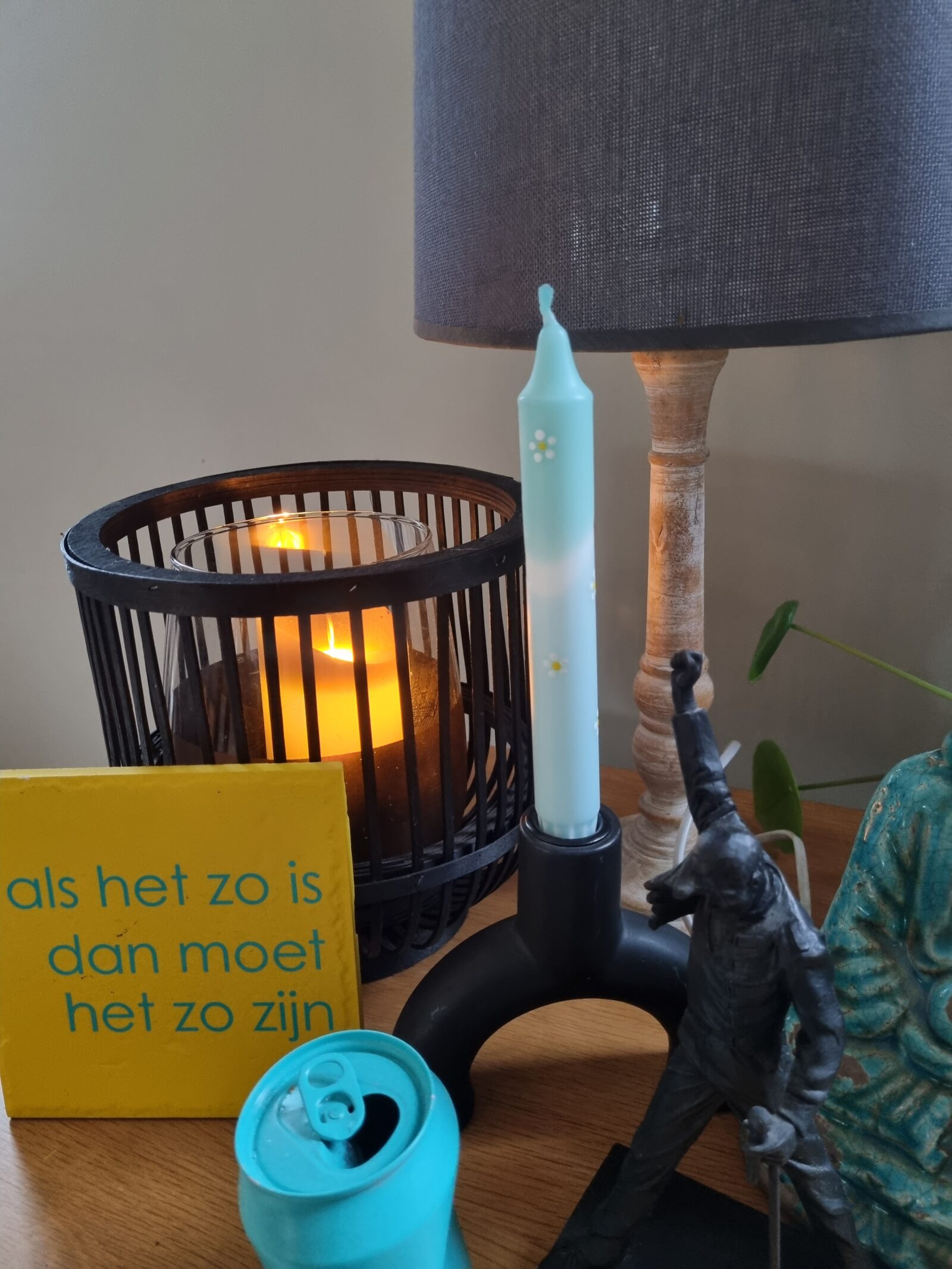 Kaarsen en kandelaars gegroepeerd op een dienblad voor extra sfeer in huis