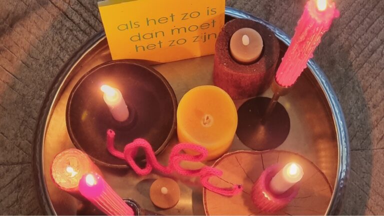 Kaarsen en kandelaars gegroepeerd op een dienblad voor extra sfeer in huis