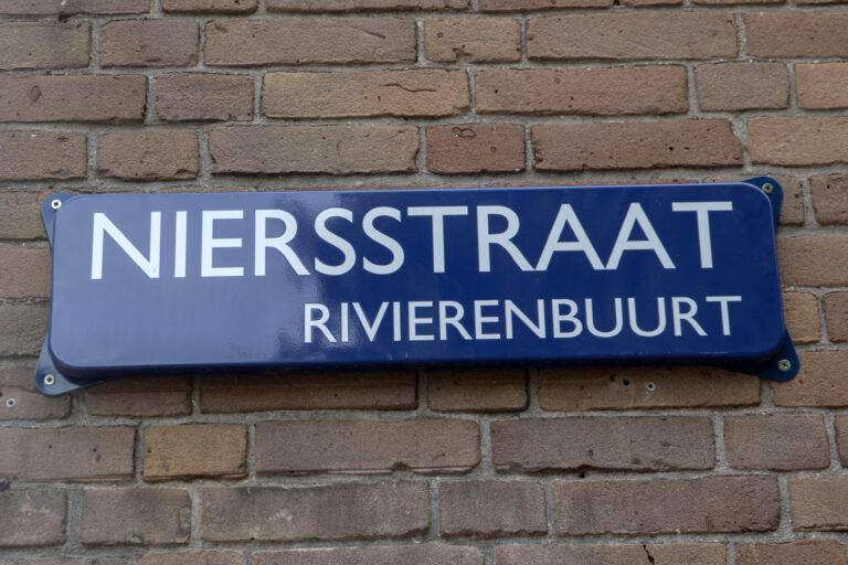 Straatnaambord laten maken: waar let je op bij woning, erf of terrein?