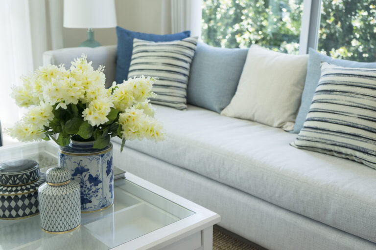 Delfts blauwe vaas met bloemen in lichte woonkamer