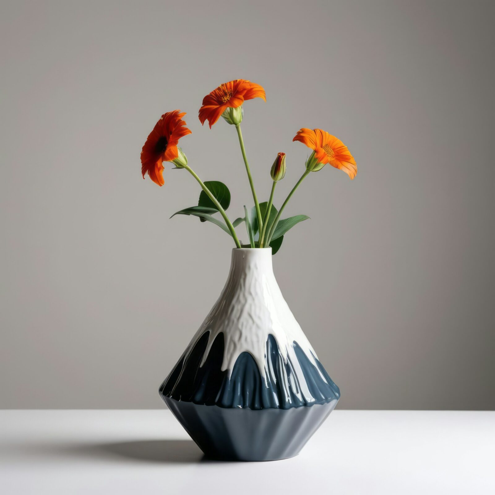 Moderne blauw-witte vaas met oranje bloemen
