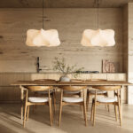 Japandi eetkamer met houten tafel, zachte verlichting en rustige natuurlijke tinten