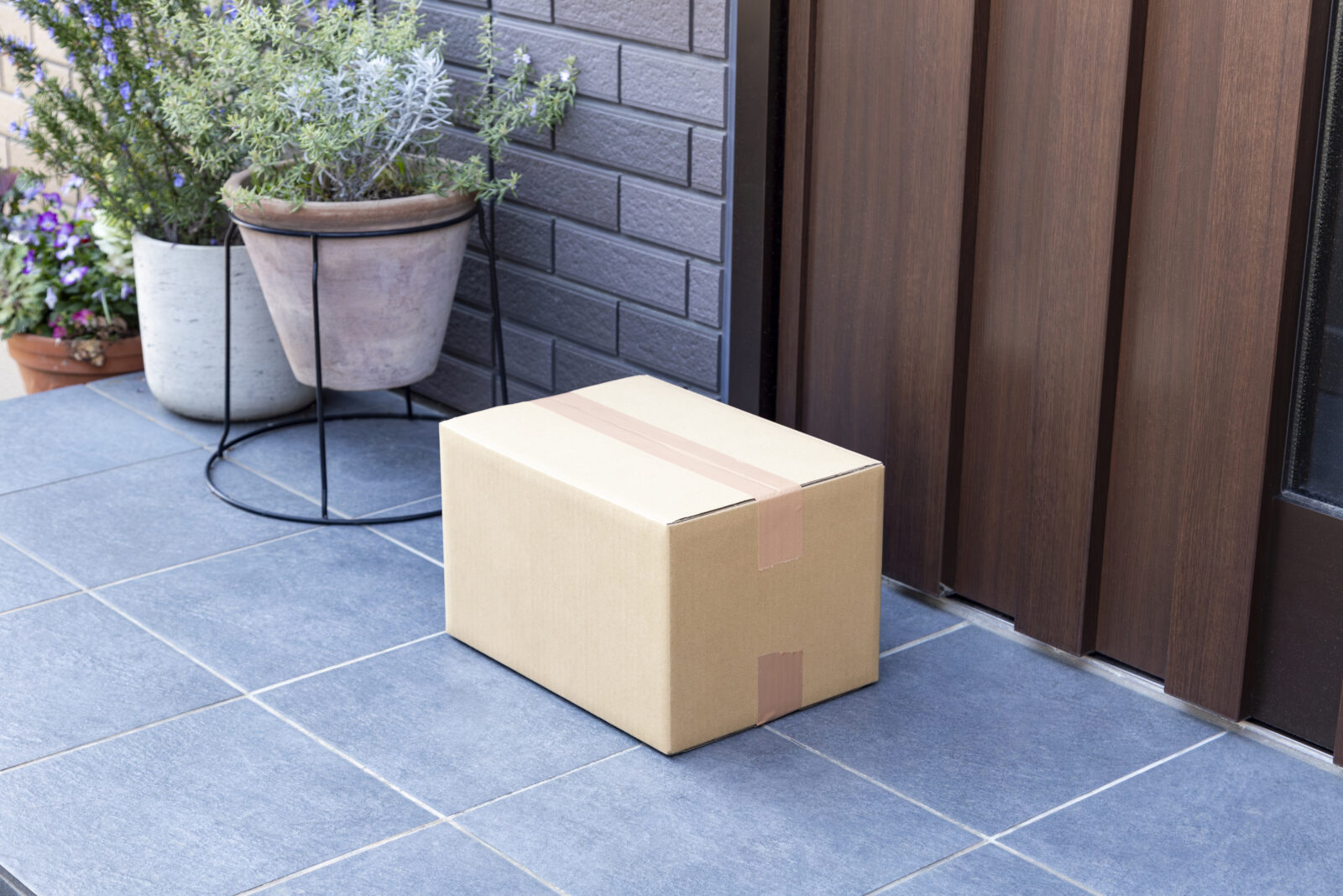 Pakketje bij de voordeur als zichtbaar vertrekspoor bij afwezigheid