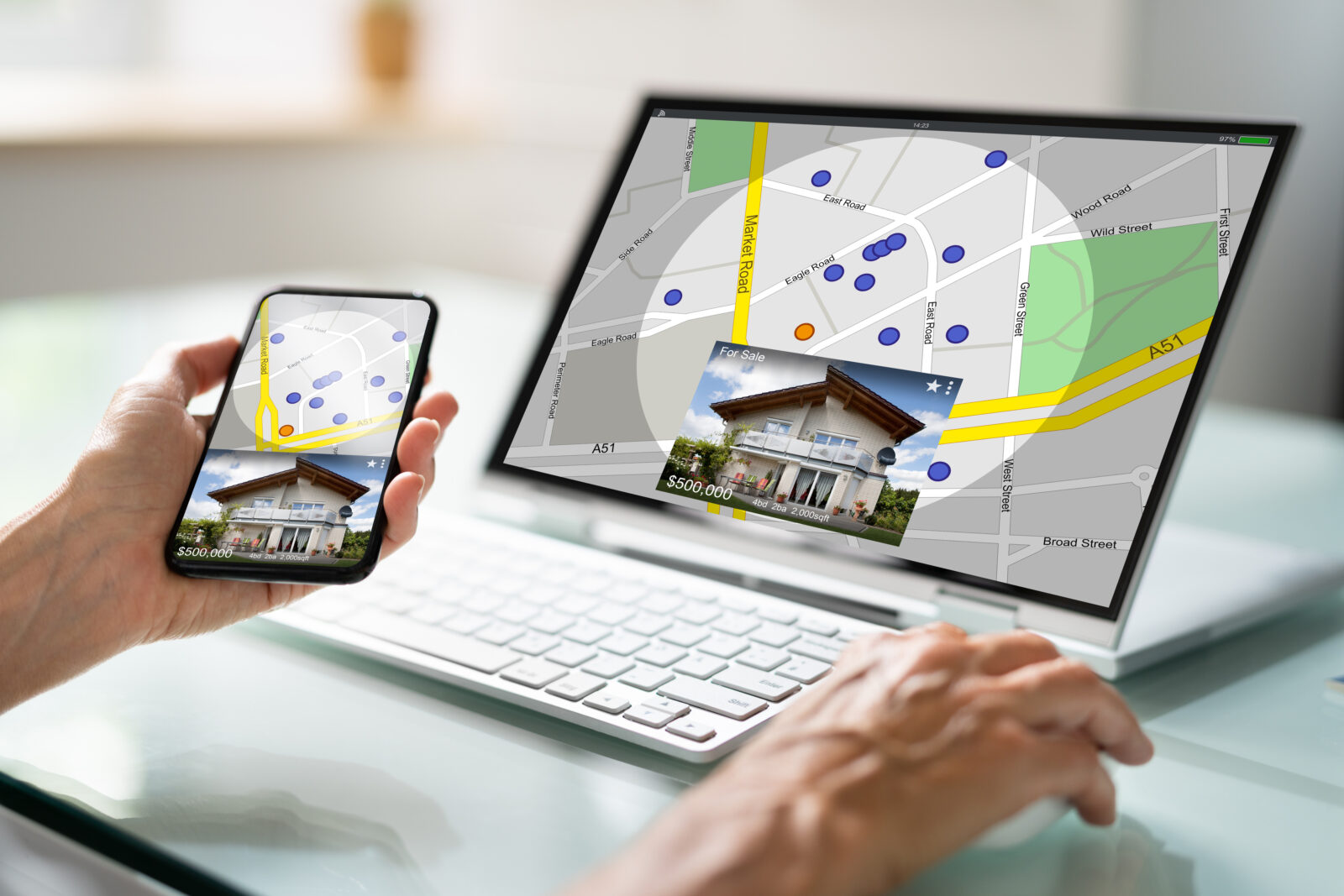 oningzoeker bekijkt woninginformatie en kaart op laptop