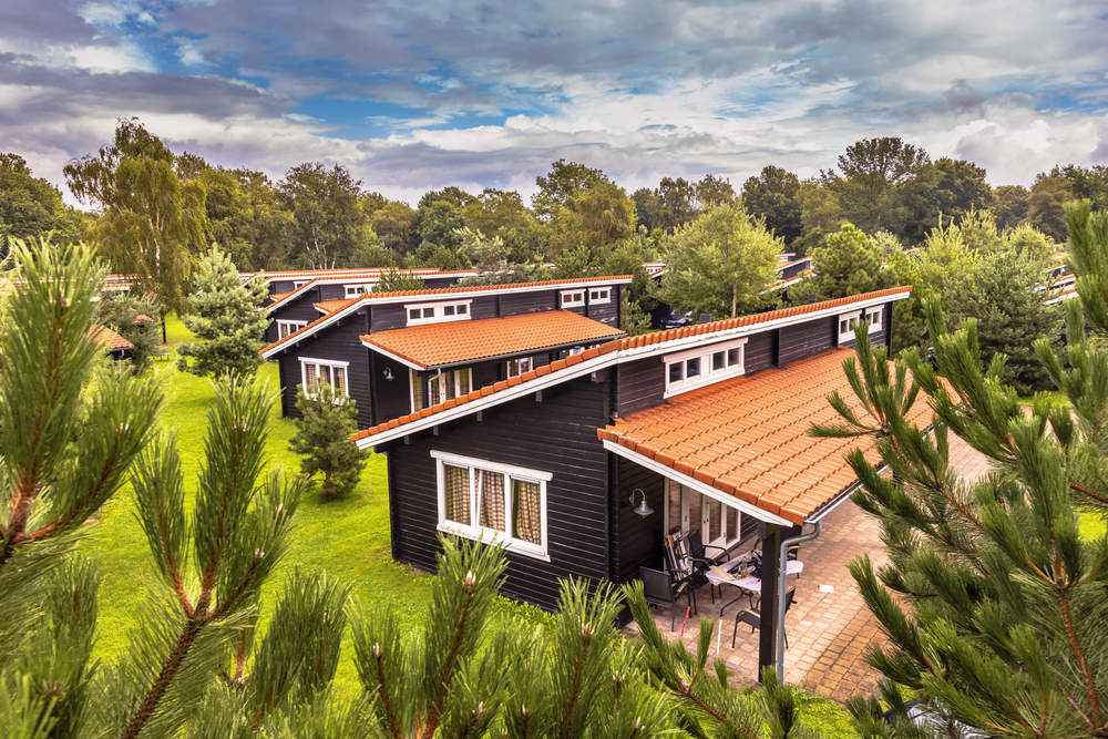 chalets op vakantiepark tussen het groen