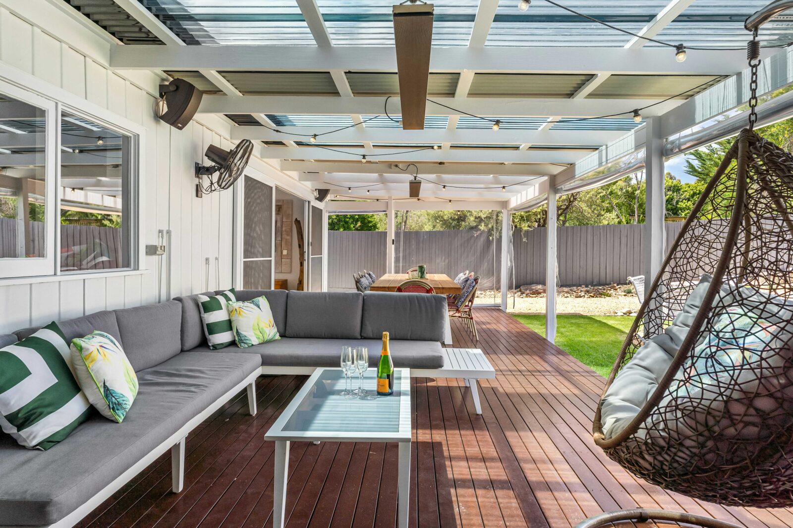 Houten overkapping met loungehoek eronder