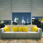woonkamer met grote ramen en raambekleding voor privacy en comfort