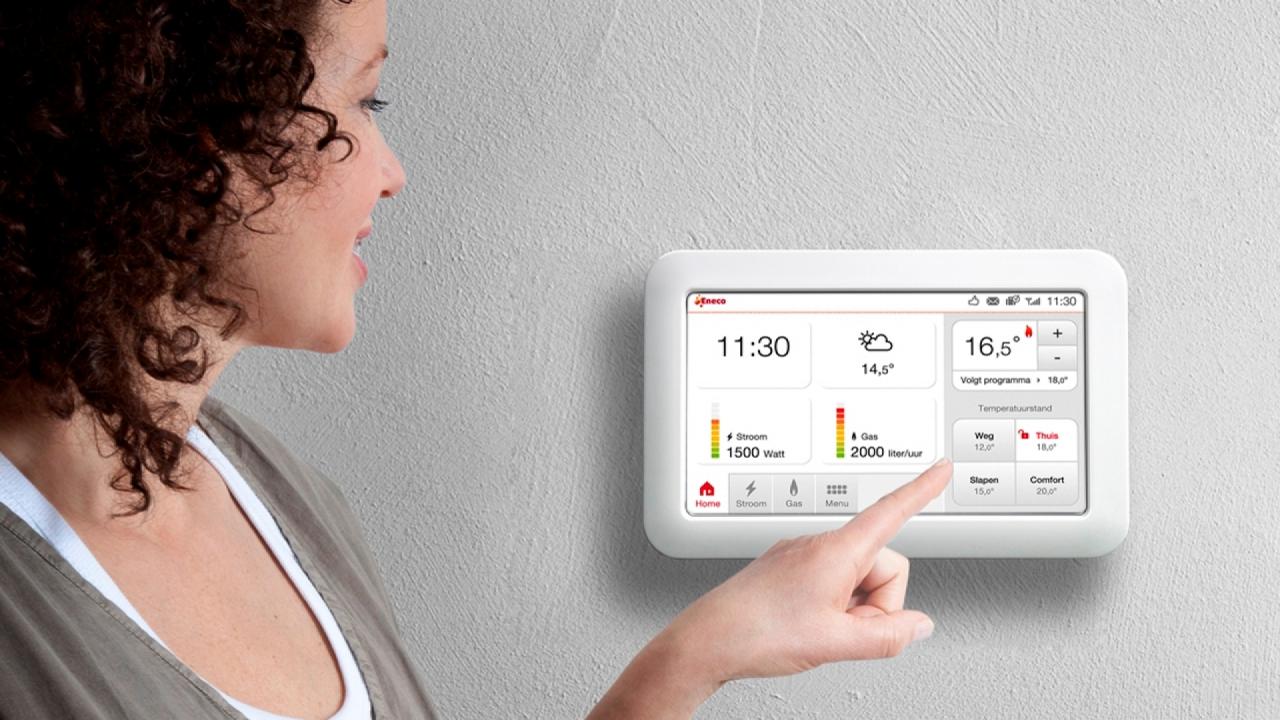 Bewoner bekijkt energieverbruik op een slimme thermostaat