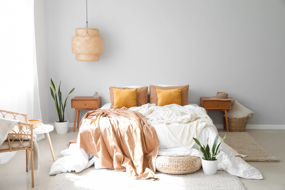 Moderne boxspring in een minimalistisch ingerichte slaapkamer