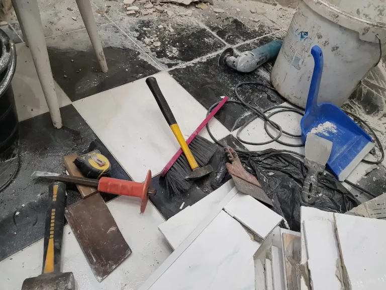 Bouwafval en gereedschap op de vloer tijdens een verbouwing