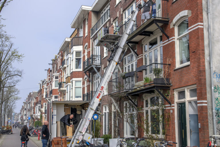Grote meubels naar een bovenwoning verhuizen: trap of verhuislift?