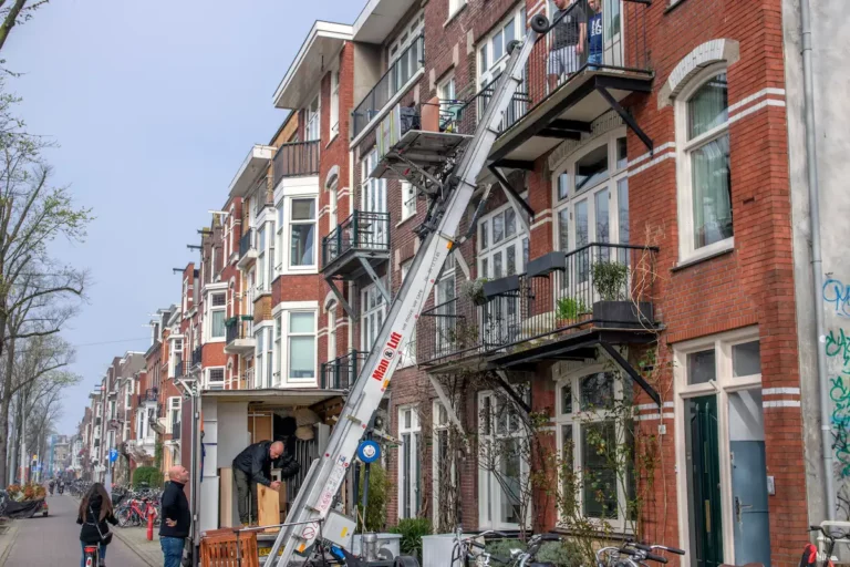 Verhuislift brengt grote meubels naar een bovenwoning