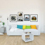 Persoonlijk interieur met fotowand boven de bank