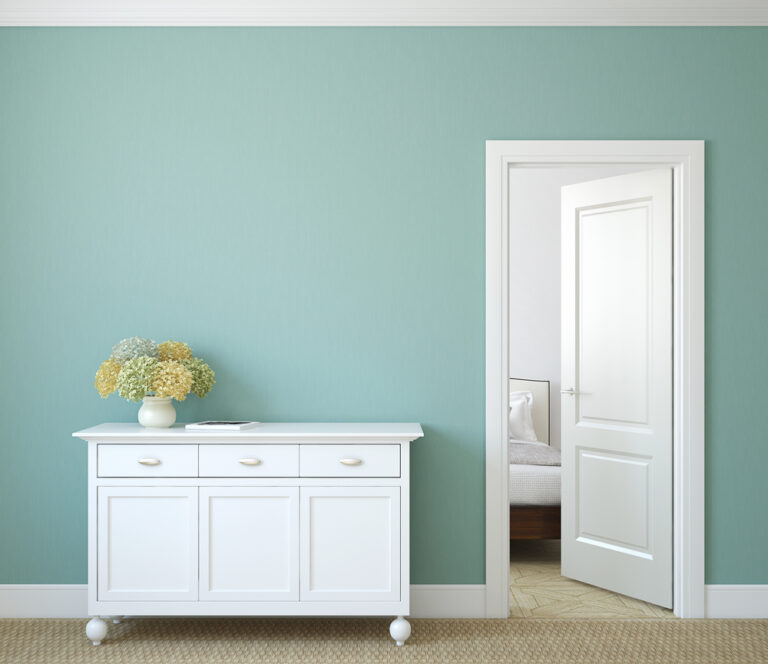 Klassieke witte paneeldeur in een modern interieur