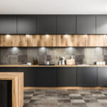 Greeploze zwarte designkeuken met houten kastfronten en kookeiland