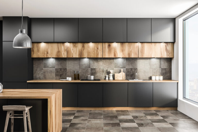 Greeploze zwarte designkeuken met houten kastfronten en kookeiland