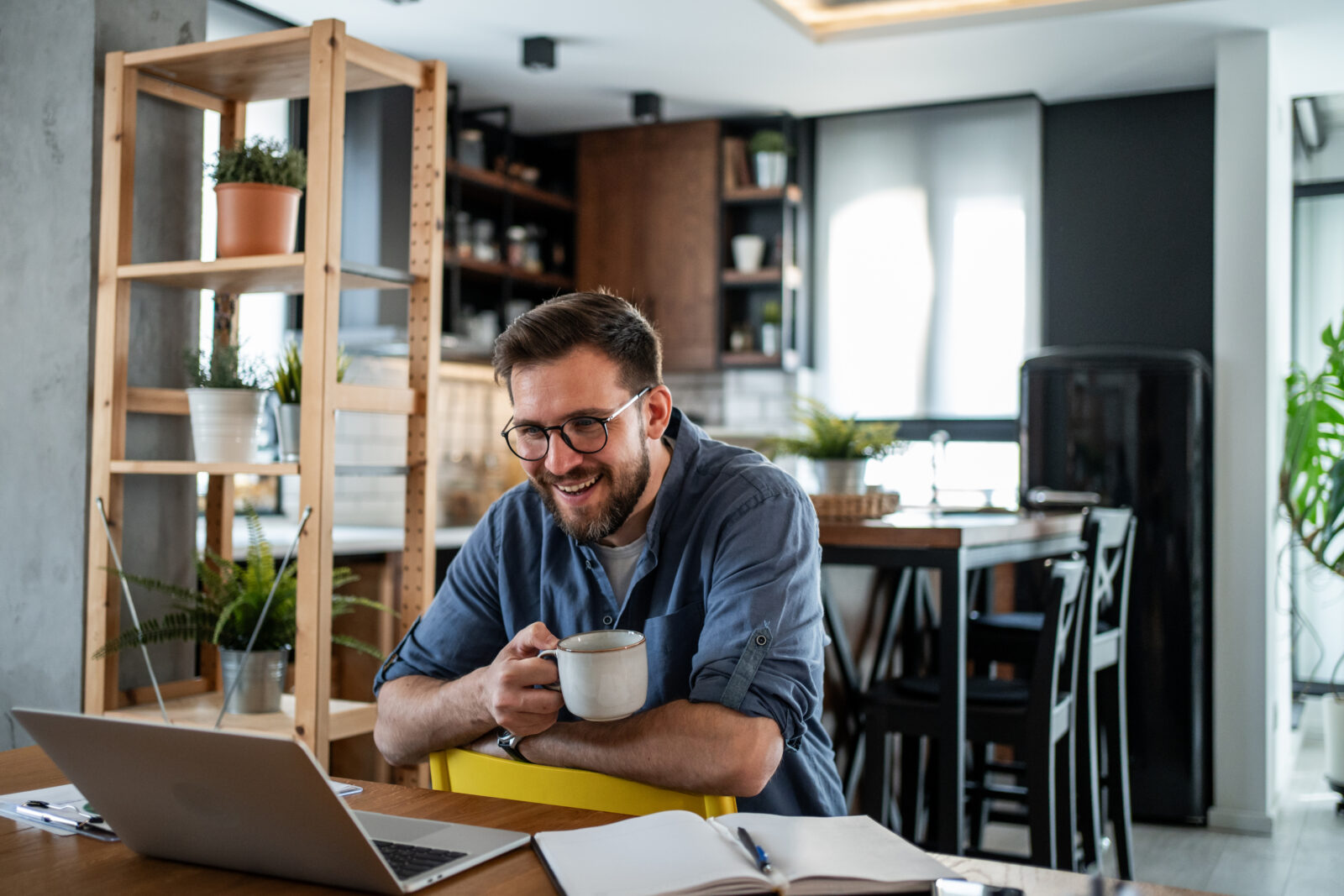 Man werkt met een laptop aan de eettafel