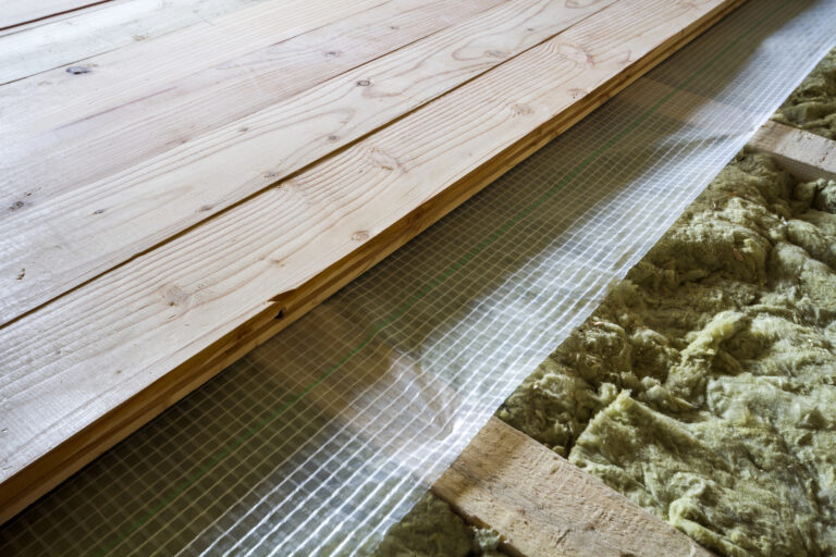 Vloerisolatie zonder kruipruimte tussen houten vloerbalken