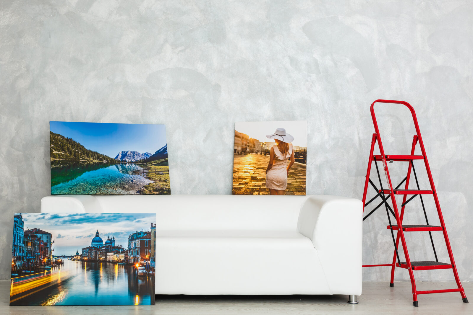 Foto's in verschillende formaten klaar om aan de muur te hangen