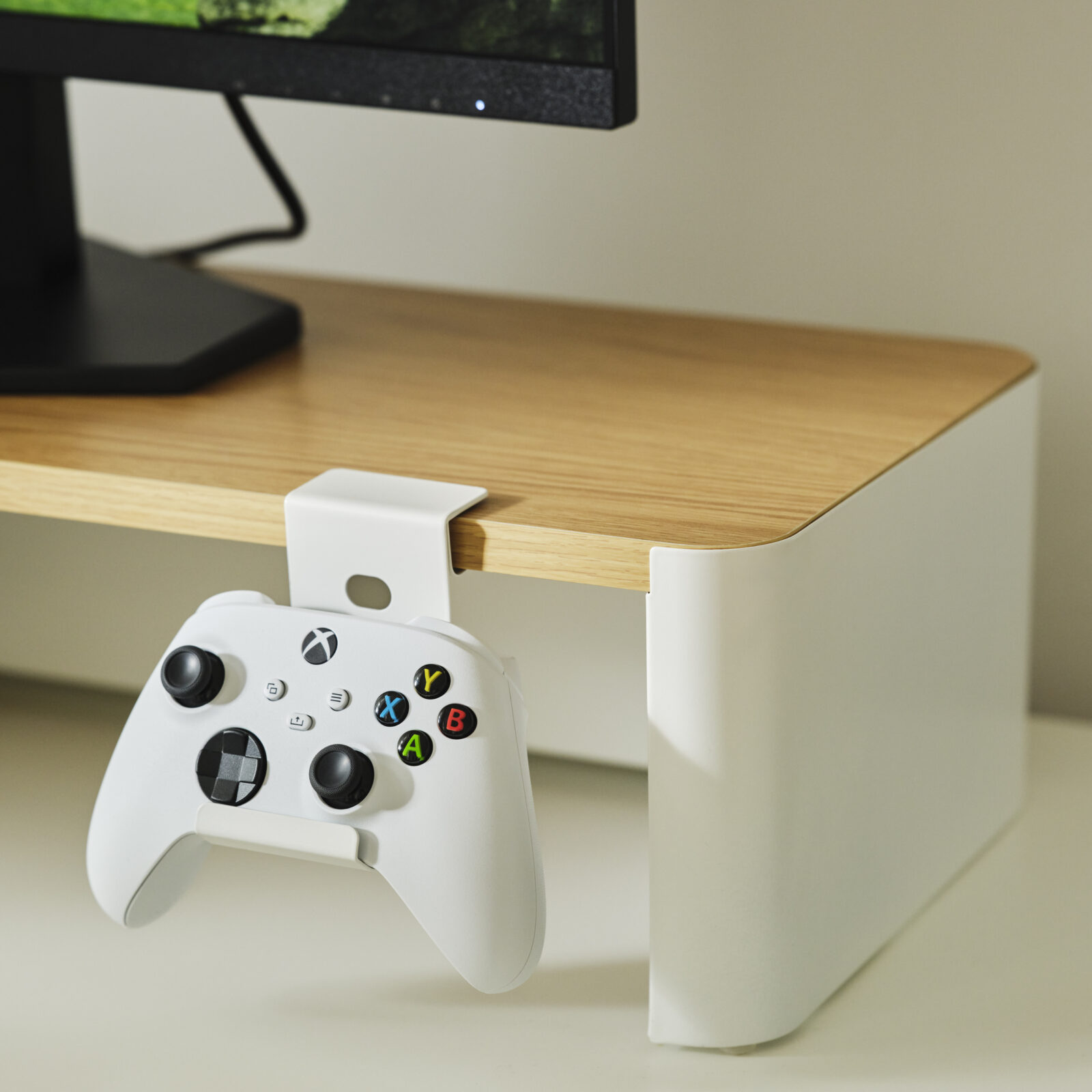 Xbox-controller aan de houder van de YXSTABY monitorstandaard