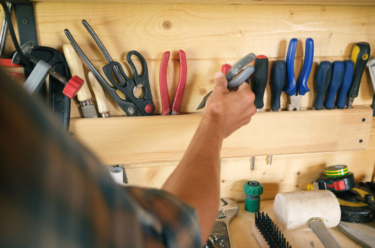 Zo houd je gereedschap overzichtelijk in een kleine garage