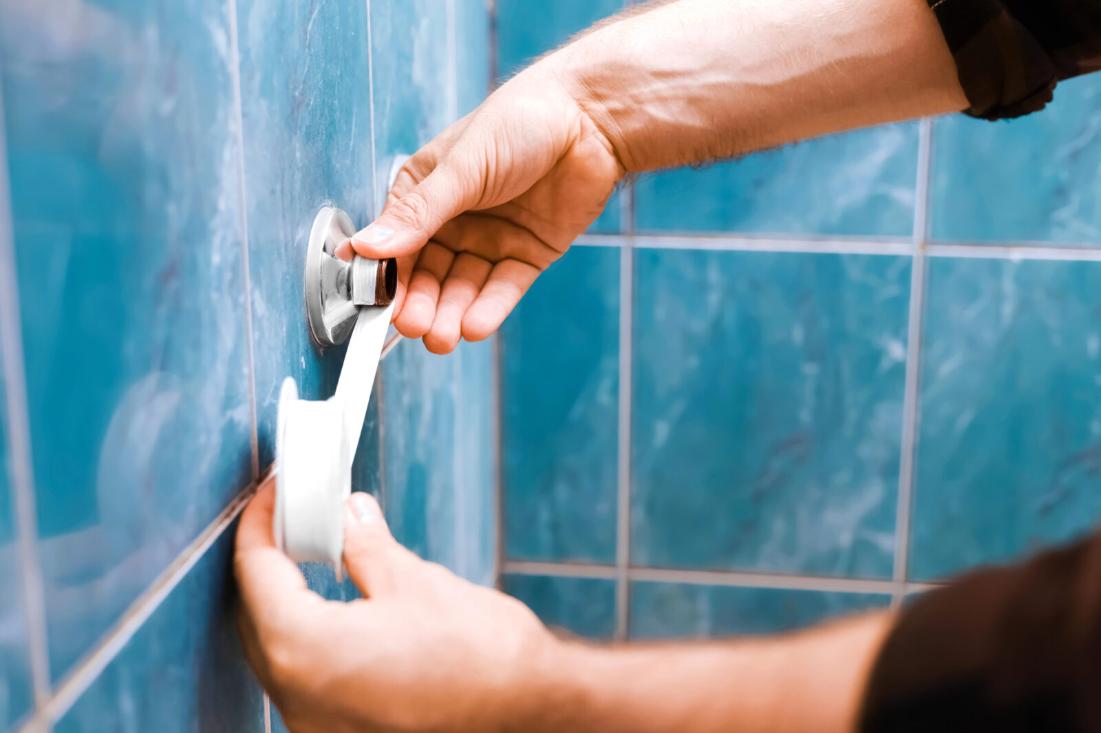 Schroefdraadaansluiting in de badkamer afdichten met PTFE-tape