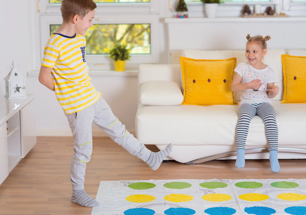 Twister spelende kinderen in de woonkamer