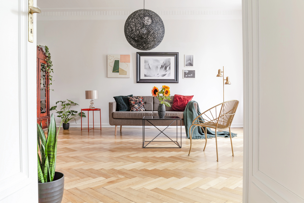 Gezellige woonkamer met visgaatvloer